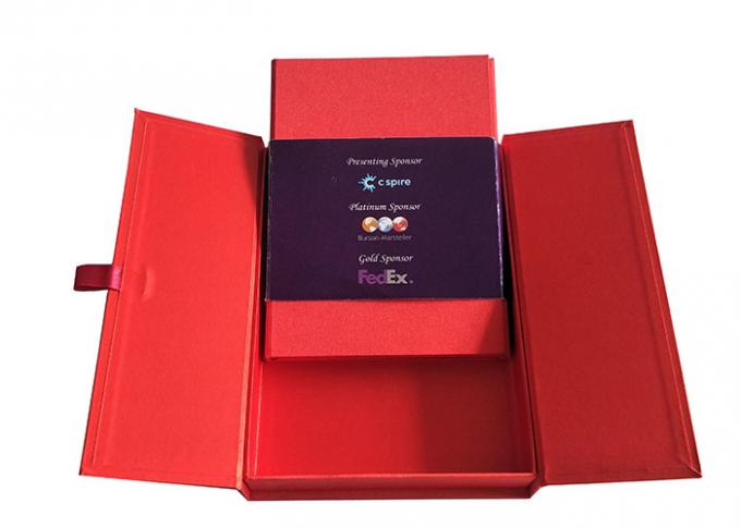 Boîte formée par livre rouge supérieur de chapeau, boîte magnétique d'aileron avec la bande de satin de largeur de 2cm