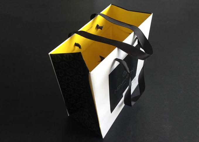 Les sacs en papier imprimés par cadeau de poignée de ruban portent le jaune blanc d'intérieur de noir sulfurisé