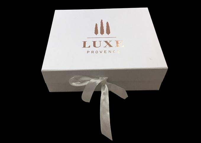 Boîte-cadeau de papier se pliant blanc adapté aux besoins du client par logo de ruban pour l'emballage de vêtements