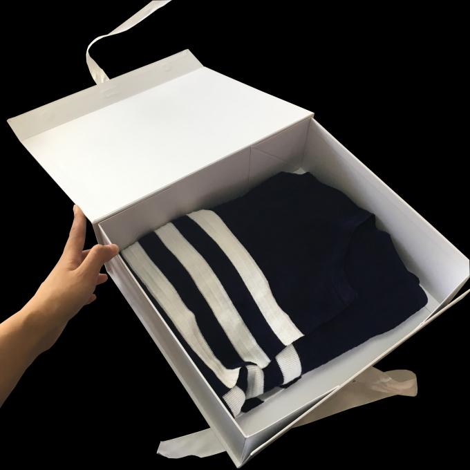 Boîte-cadeau de papier se pliant blanc adapté aux besoins du client par logo de ruban pour l'emballage de vêtements