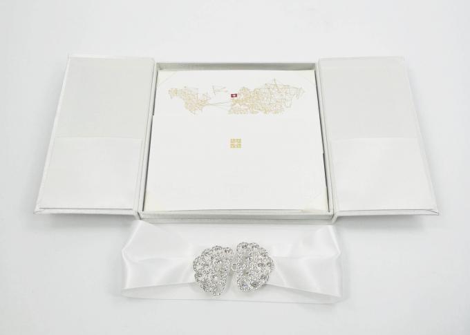 Invitation en soie blanche élégante de mariage de boîte-cadeau de présent de carton avec l'arc/boucle