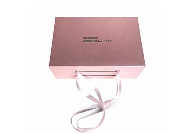 Chine Couleur rose se pliante gravante en refief Rose de boîte-cadeau de logo pour l&#039;emballage d&#039;habillement usine