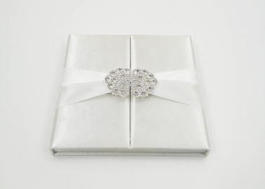 Chine Invitation en soie blanche élégante de mariage de boîte-cadeau de présent de carton avec l&#039;arc/boucle usine
