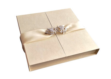 Chine Les boîte-cadeau décoratifs d&#039;invitation de mariage 2 côtés ouverts conçoivent en fonction du client avec le ruban usine