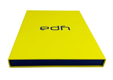 Boîte-cadeau formé par livre jaune de couleur, boîtes de dessus de secousse de carton avec le crochet magnétique