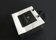 Les sacs en papier imprimés par cadeau de poignée de ruban portent le jaune blanc d'intérieur de noir sulfurisé fournisseur