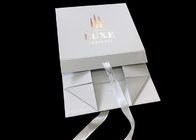 Boîte-cadeau de papier se pliant blanc adapté aux besoins du client par logo de ruban pour l'emballage de vêtements fournisseur