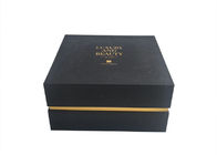 Les boîtes cosmétiques de présent de cadeau avec le logo de relief par carton de couvercles composent l'emballage fournisseur