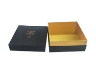 Les boîtes cosmétiques de présent de cadeau avec le logo de relief par carton de couvercles composent l'emballage fournisseur