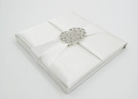Invitation en soie blanche élégante de mariage de boîte-cadeau de présent de carton avec l'arc/boucle fournisseur