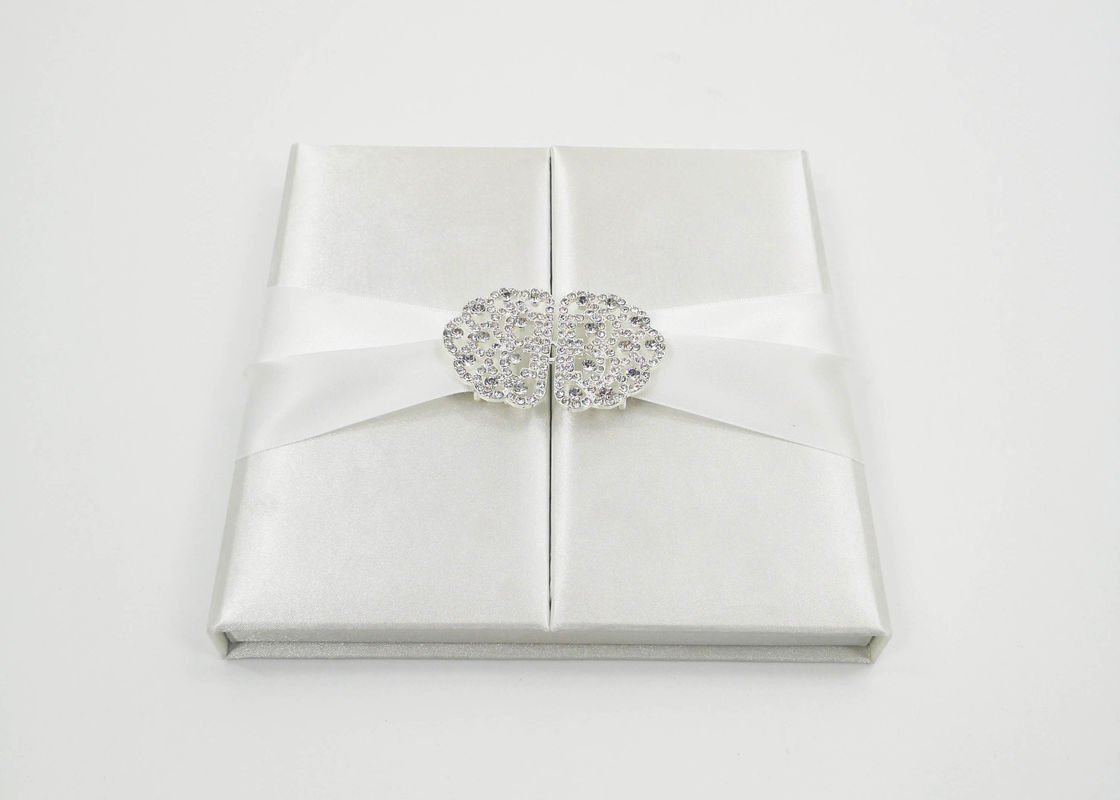 Invitation en soie blanche élégante de mariage de boîte-cadeau de présent de carton avec l'arc/boucle fournisseur
