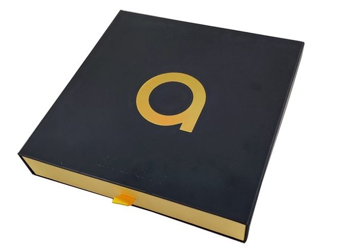 Logo de relief par or coulissant d'aluminium de boîte-cadeau de tiroir de papier noir pour l'habillement