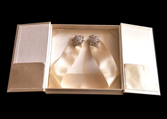 Boîte formée par livre d'emballage de cadeau de mariage d'or avec l'ODM environnemental de ruban