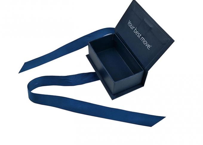 Le livre de carton de bleu marine formé enferme dans une boîte le dessus de chapeau avec la fermeture pourpre de Corses