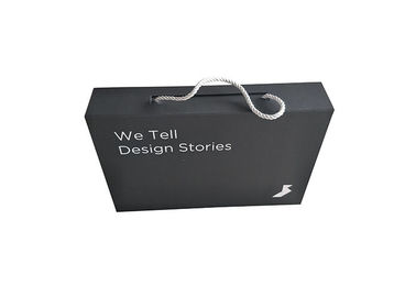 Chine L&#039;emballage se pliant de carton noir enferme dans une boîte la coutume de logo avec la corde de traction pliante usine