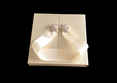 Chine Boîte formée par livre d&#039;emballage de cadeau de mariage d&#039;or avec l&#039;ODM environnemental de ruban usine