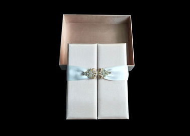 Chine Boîte formée par livre de robe de faveur de mariage, fermeture magnétique de ruban de boîte de dessus de secousse usine