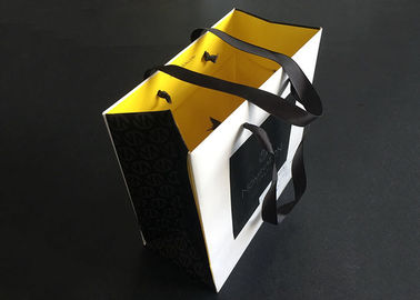 Chine Les sacs en papier imprimés par cadeau de poignée de ruban portent le jaune blanc d&#039;intérieur de noir sulfurisé usine