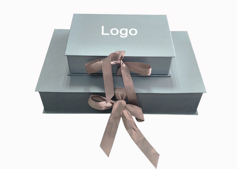 Le logo de relief par boîte-cadeau métallique de Papercraft de couleur pour le bébé vêtx l'emballage fournisseur