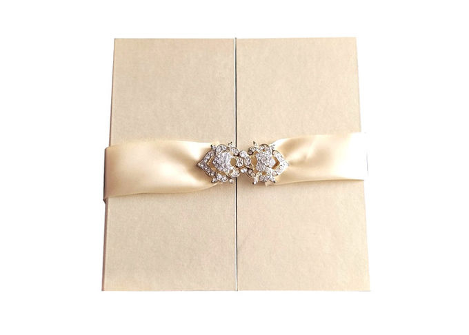 Les boîte-cadeau décoratifs d'invitation de mariage 2 côtés ouverts conçoivent en fonction du client avec le ruban